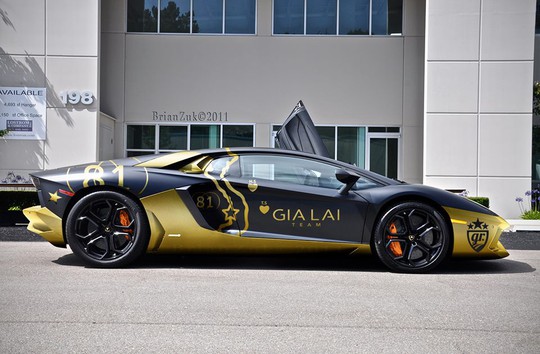 Siêu xe Lamborghini Aventador trị giá hơn 400.000 USD màu vàng đen dẫn đầu đội Gia Lai Team tham dự Goldrush Rally 2014