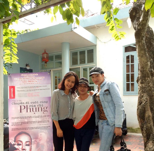 Hồng Ánh và 2 nhân vật của phim tại một trường học