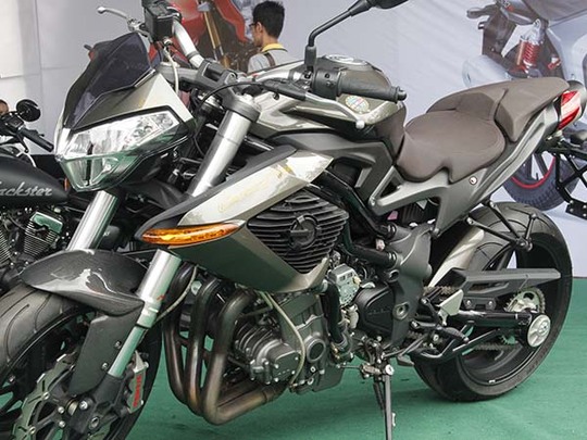 Chiếc Century Racer 1130 của Benelli được trang bị động cơ bốn thì ba xi-lanh, với dung tích xi-lanh 1.131cc. Chiếc mô tô thể thao này có công suất tối đa 129 mã lực