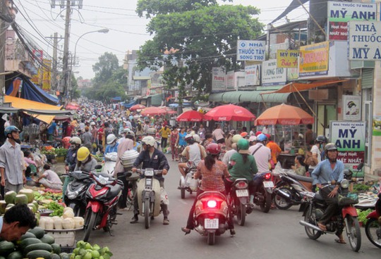 Bên cạnh những khu chợ bỏ hoang là các chợ tự phát lúc nào cũng đông đúc, nhộn nhịp