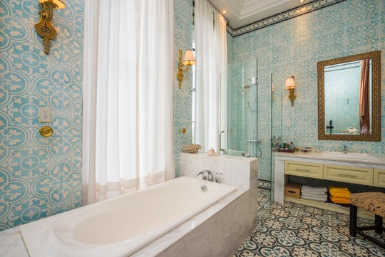 Phòng tắm nền nã với các họa tiết gạch bông cổ xưa cả trên tường và dưới sàn nhà.