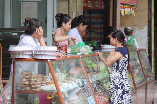 Một số người chờ gần 1 tiếng đồng hồ vẫn chưa đến lượt được nên sang hàng lân cận để mua.