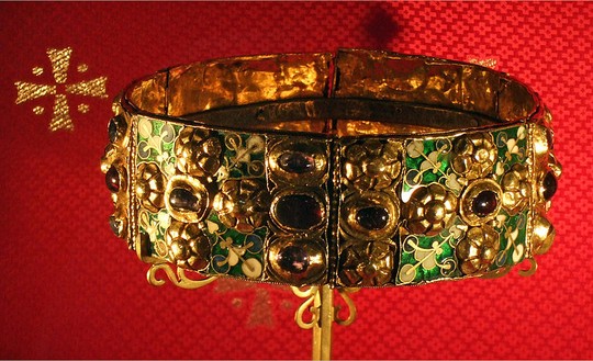 The Iron Crown của Lombardy (Corona Ferrea) là một di vật hoàng gia lâu đời nhất của đạo Kitô. 