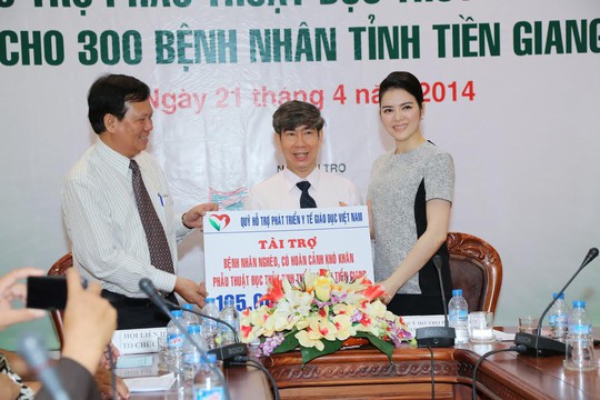 Lý Nhã Kỳ tại buổi phẫu thuật đục thủy tinh thể cho 300 bệnh nhân tại tỉnh Tiền Giang mới đây.