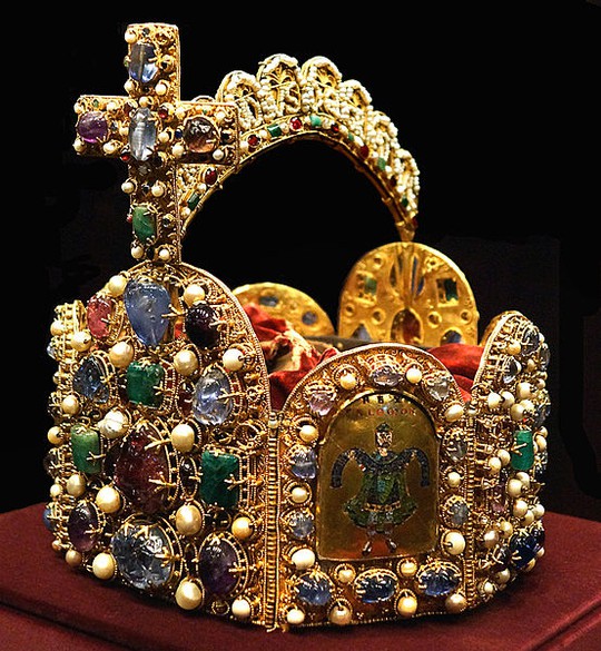 Vương miện hoàng gia của  Đế chế La Mã, đang được lưu giữ tại Hofburg, Vienna, Áo.