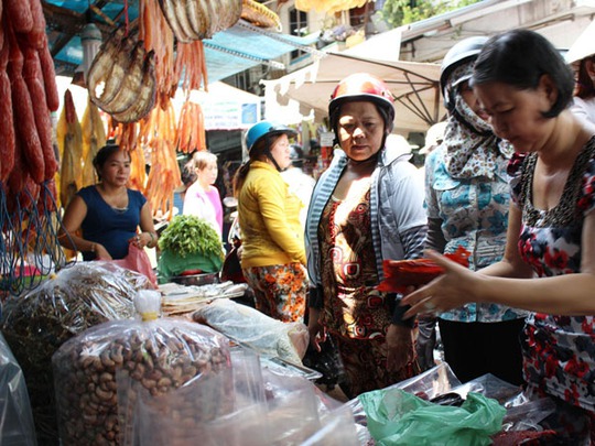Chợ thu hút rất đông khách Campuchia lẫn người Việt