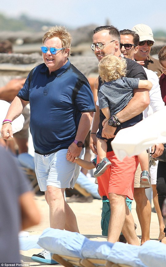 Elton John và David Furnish (áo thun đen) cùng 2 con và bạn bè dạo chơi trên biển