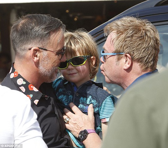Elton John hôn cậu con trai 3 tuổi Zachary