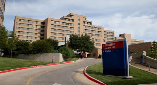 Một nhân viên y tế tại bệnh viện Presbyterian bang Texas đã nhiễm Ebola sau kết quả xét nghiệm ban đầu. Ảnh: AP