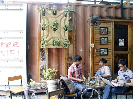 Khách hàng của quán chủ yếu là những bạn trẻ yêu sáng tạo, yêu sự thay đổi bởi Cafe container luôn làm mới phong cách.