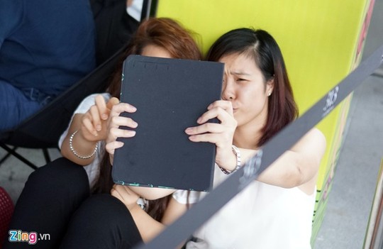 Người Việt ăn ngủ vạ vật chờ mua iPhone 6 ở Singapore