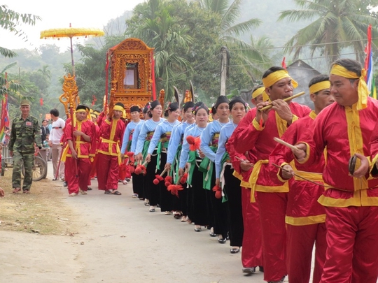 Nam thanh nữ tú của làng Lương Ngọc đang rước kiệu vào đền thần rắn, thần cá