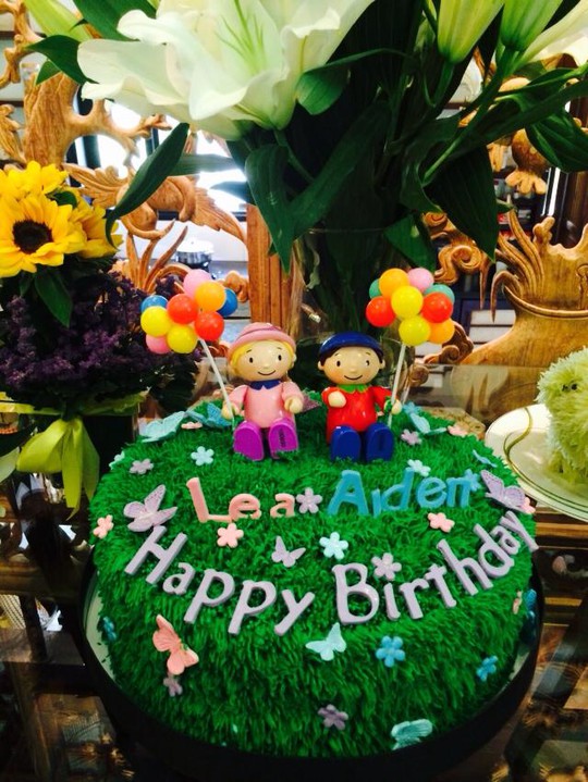 Hồng Nhung lần đầu khoe ảnh cặp song sinh