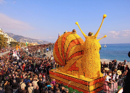 Diễu hành Mimosa Festival ở Menton (giáp Ý) 