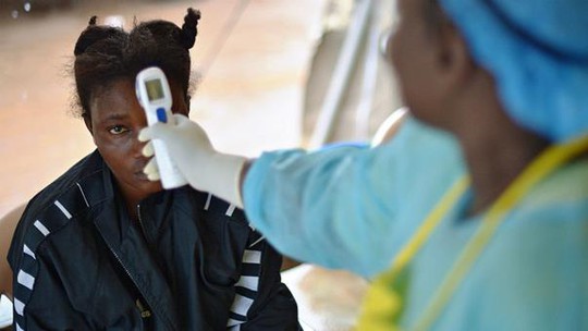 Người phụ nữ bị nghi nhiễm Ebola đang được kiểm tra thân nhiệt tại Bệnh viện Kenema, Sierra Leone