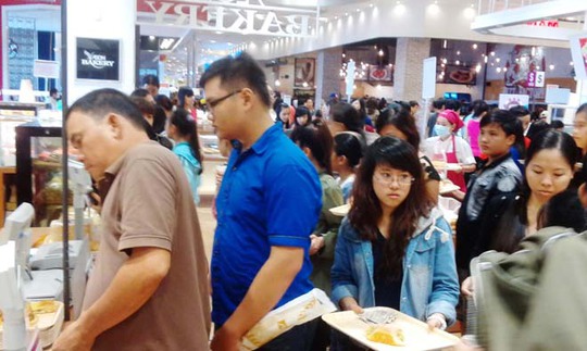 Khách hàng xếp hàng để mua thức ăn tại khu ẩm thực Aoen Mall.