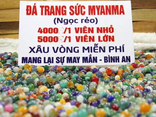 Anh Thọ, chủ gian hàng đá màu, cho biết: Đá này do bạn tôi mua và gửi từ Myanmar về. Những viên đá 100% tự nhiên được mài dũa, đánh bóng cho láng mịn thành các hình dạng viên hình tròn, vuông...”