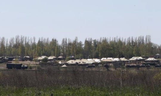 Xe quân sự và lều của binh lính nga tập trung gần Belgorod, biên giới Nga-Ukraine. Ảnh: Reuters
