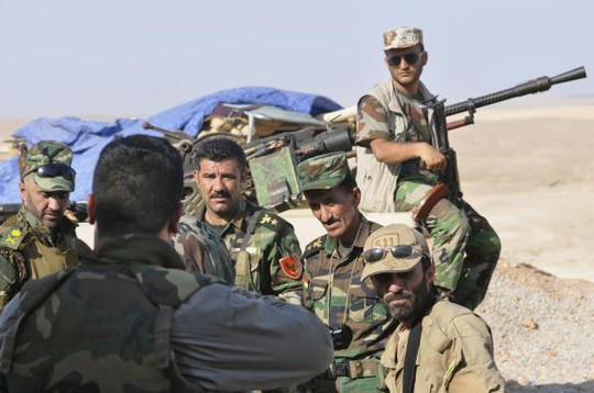 Quân đội Kurd tập trung ở phía Tây thành phố Mosul - Iraq hôm 5-8. Ảnh: Reuters