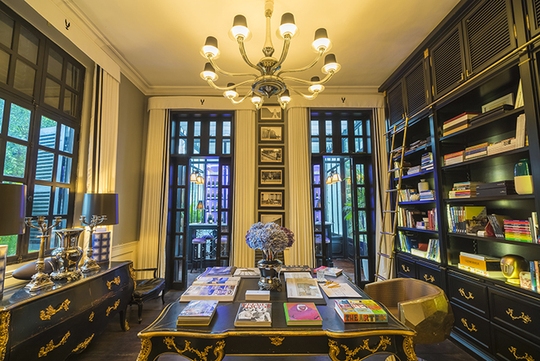 Bên trái hành lang là thư viện được trang trí bởi chiếc tủ sách lớn, nơi lưu giữ kỷ niệm gia đình. Bàn viết theo phong cách Beureau Plat nhưng đã được Thái Công thay đổi tỷ lệ vuông để biến thành chiếc bàn hiện đại phù hợp với không gian mới của ngôi nhà.
