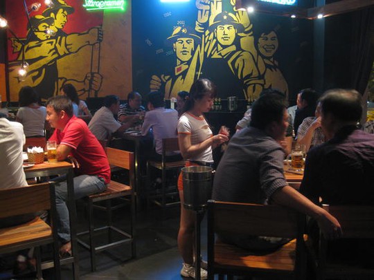 Một câu lạc bộ bia ở quận Hoàn Kiếm, Hà Nội. Ảnh: Elisabeth Rosen