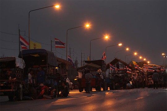 Nông dân từ miền Trung nghỉ qua đêm 20-2 trên đường cao tốc Châu Á tại tỉnh Ayutthaya. Ảnh: Bangkok Post