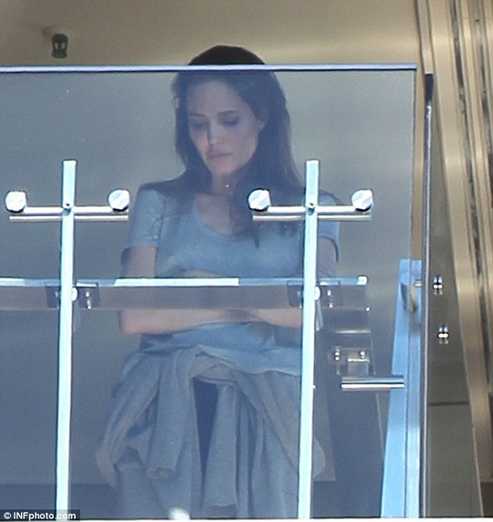 Angelina trông buồn bã