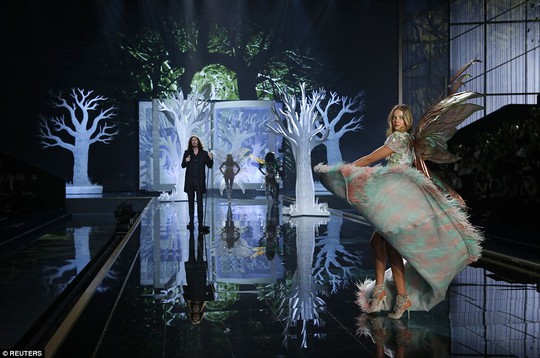 “Thiên thần” Victoria's Secret rạng ngời trên sân khấu