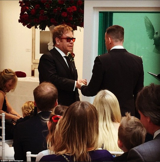 Elton John và David Furnish trao lời thề nguyền