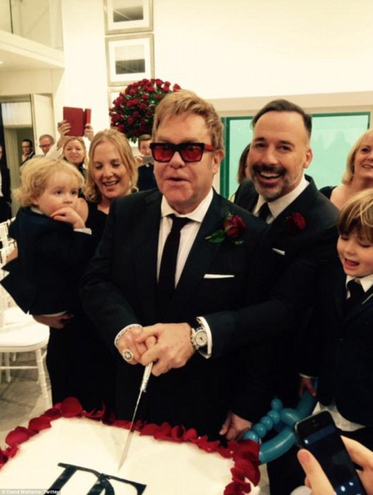 Elton John hạnh phúc trong ngày cưới