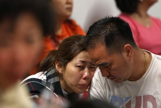 Thân nhân chờ đợi trắng đêm 28-12 tại sân bay Juanda ở TP Surabaya - Indonesia. Ảnh: Reuters
