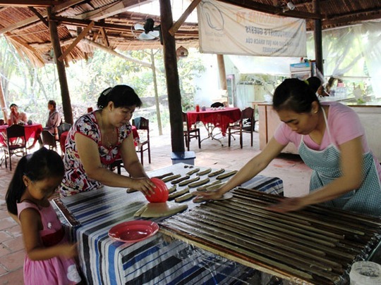 Mang ra khuôn cắt từng viên nhỏ.