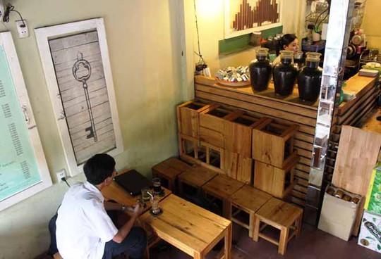 Trào lưu mở quán cà phê sạch, cà phê take away, hay các nhà hàng ghế gỗ đã vực dậy ngành kinh doanh nội thất gỗ trong nước.