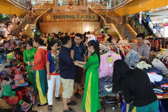Rất nhiều khách hàng là người Việt đến mua sắm ở Thương xá Tax thay vì khách du lịch nước ngoài.