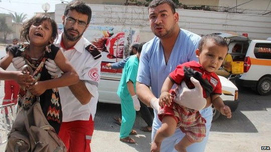 Những đứa trẻ Palestine bị thương ở thành phố Rafah được mang tới bệnh viện hôm 1-8. Ảnh: EPA