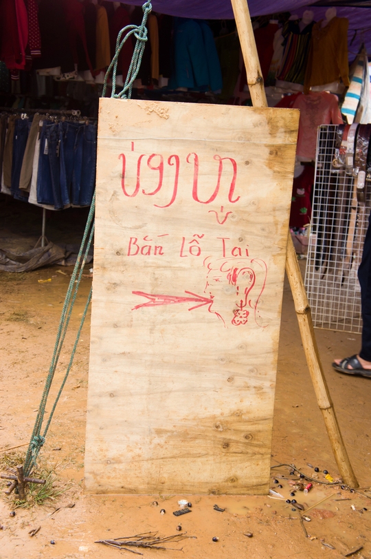 Chính vì khu chợ nằm sát biên giới Việt - Lào nên hầu hết các biển hiệu tại đây đều được viết bằng hai thứ tiếng.
