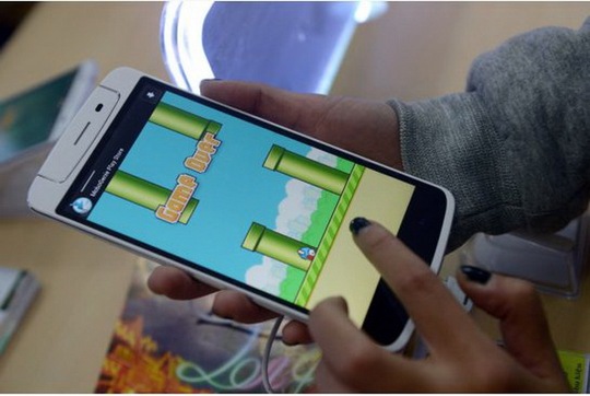 Chơi Flappy Bird trên smartphone - Ảnh: AFP/Getty Images
