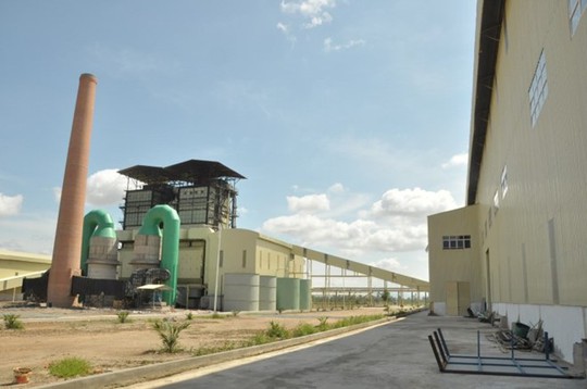 Nhà máy nhiệt điện (30MW) sử dụng từ bã mía của Cty Quang Minh- HAGL tại huyện Phu Vông- Attapeu, Lào- vùng đất nghèo hoang vu giờ là vùng nguyên liệu mía trù phú. Ảnh: Thanh Hải