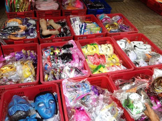 Một số loại mặt nạ được bày bán ở chợ Bình Tây (quận 6).