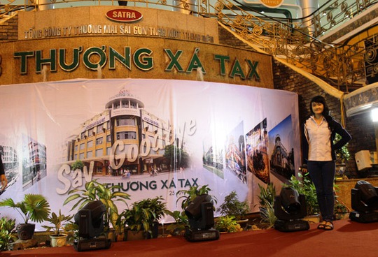 Một số người chụp hình lưu niệm với tấm bảng: “See good bye Thương xá Tax”.