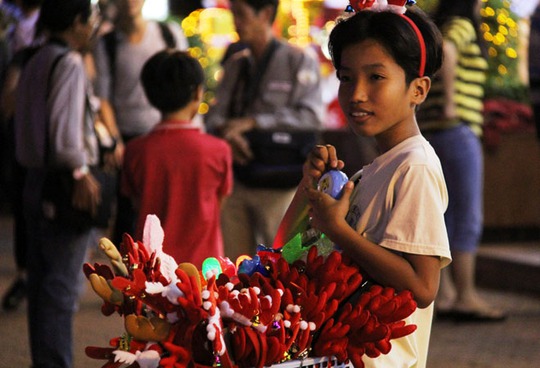 Không hiếm những người bán đồ giáng sinh là trẻ em