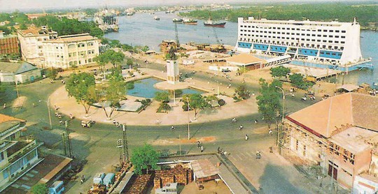 Tên chính thức là Khách sạn Sài Gòn, nhưng nhiều người dân thành phố thường gọi là “khách sạn nổi”. Giá phòng khách sạn này có lúc lên tới 335 USD/đêm.
