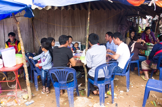Các gian hàng trong chợ chủ yếu là những gian đồ ăn do vậy du khách tới chợ có thể thưởng thức được nhiều món ngon, hấp dẫn, mang đặc trưng của Lào như lẩu,...
