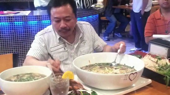 Tại nhà hàng I Luv Pho ở Georgia, Hoa Kỳ, bát phở Việt kích cỡ khủng có tên 