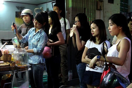 Để có thể mua được một bịch bánh tráng trộn ở cửa tiệm mệnh danh ngon nhất Sài Gòn, người dân phải lấy số thứ tự và chờ đợi đến lượt. Với mức giá 10.000-20.000 đồng/bịch tùy quán và tùy nguyên liệu, bánh tráng trộn là món ăn vặt đặc biệt thu hút giới trẻ Sài Gòn, nhất là sinh viên, học sinh, nhân viên văn phòng.