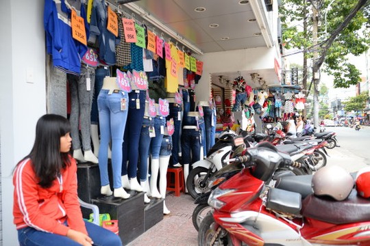 Các shop thời trang mọc san sát nhau trên đường Nguyễn Trãi luôn trong tình trạng vắng khách - Ảnh: H.Khoa
