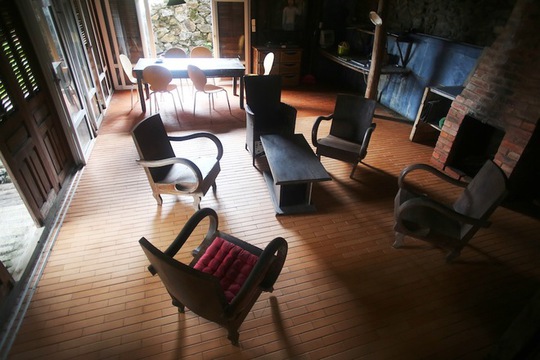 Những bộ bàn ghế đơn giản được ưa chuộng trong nhiều gia đình ở Hà Nội một thời hài hòa trong ngôi nhà thôn quê bởi chất gỗ nâu thâm trầm.
