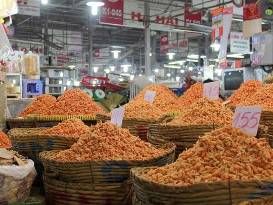 Giá tôm khô ở chợ Bình Điền giảm đều 50.000 đồng/kg.