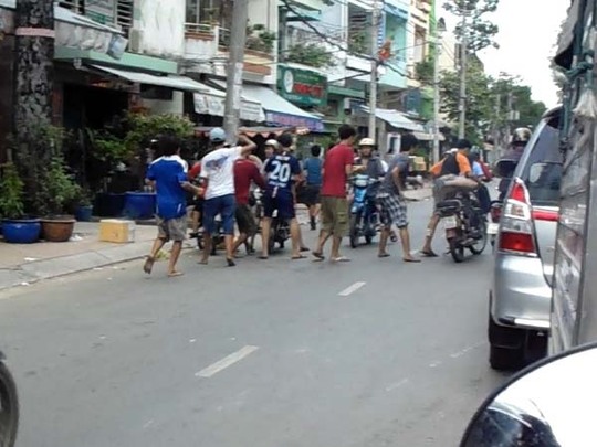 Trên đường Phạm Hữu Chí (quận 5, TP HCM), một nhóm trên 15 thanh niên đi xe máy, không đội nón bảo hiểm, liên lục vượt các đèn đỏ héc hò gây náo động đường phố. Khi thấy một nhà vừa bưng mâm cúng, cả nhóm vội chạy vào nhà giật, khiến chủ nhà bàng hoàng.