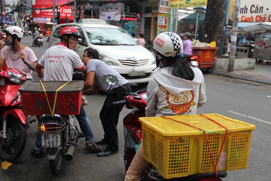 Cà chua Lâm Đồng được bán trên mạng, bán tại cửa hàng và đem bỏ mối cho một số chợ bán lẻ